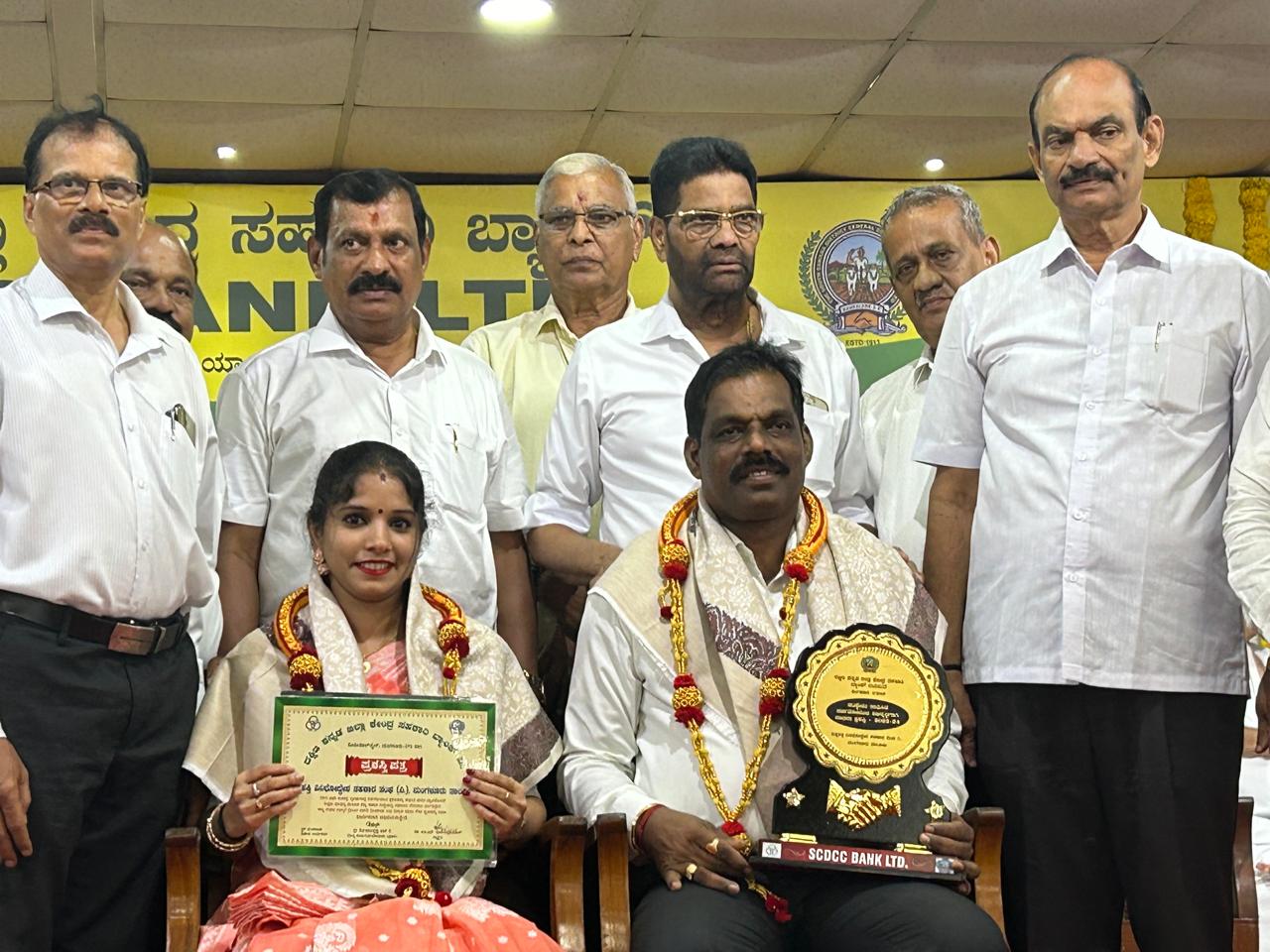 ಆತ್ಮಶಕ್ತಿ ವಿವಿಧೋದ್ದೇಶ ಸಹಕಾರಿ ಸಂಘದ 2023-24ನೇ ಸಾಲಿನ ವ್ಯವಹಾರದಲ್ಲಿ ಸಾಧಿಸಿದ ಸರ್ವತೋಮುಖ ಪ್ರಗತಿಯನ್ನು ಗುರುತಿಸಿ “ದ.ಕ. ಜಿಲ್ಲಾ ಕೇಂದ್ರ ಸಹಕಾರಿ ಬ್ಯಾಂಕ್ ಸಾಧನಾ ಪ್ರಶಸ್ತಿ 2023-24” ಪ್ರಶಸ್ತಿಯನ್ನು ದಿನಾಂಕ 14/08/2024 ರಂದು ನಡೆದ  ದ.ಕ ಜಿಲ್ಲಾ ಕೇಂದ್ರ ಸಹಕಾರಿ ಬ್ಯಾಂಕಿನ 2023-24ನೇ ಸಾಲಿನ ವಾರ್ಷಿಕ ಸಭೆಯಲ್ಲಿ ದ.ಕ ಜಿಲ್ಲಾ ಕೇಂದ್ರ ಸಹಕಾರಿ ಬ್ಯಾಂಕಿನ ಅಧ್ಯಕ್ಷರಾದ ಸಹಕಾರ ರತ್ನ ಡಾ| ಎಂ.ಎನ್. ರಾಜೇಂದ್ರ ಕುಮಾರ್ ಇವರು ಆತ್ಮಶಕ್ತಿ ವಿವಿಧೋದ್ದೇಶ ಸಹಕಾರಿ ಸಂಘದ ಅಧ್ಯಕ್ಷರಾದ ಸಹಕಾರ ರತ್ನ ಶ್ರೀ ಚಿತ್ತರಂಜನ್ ಬೋಳಾರ್ ಮತ್ತು ಮುಖ್ಯ ಕಾರ್ಯನಿರ್ವಹಣಾಧಿಕಾರಿ ಶ್ರೀಮತಿ ಸೌಮ್ಯ ವಿಜಯ್ ಇವರಿಗೆ ಪ್ರಶಸ್ತಿ ನೀಡಿ ಗೌರವಿಸಿದರು.
